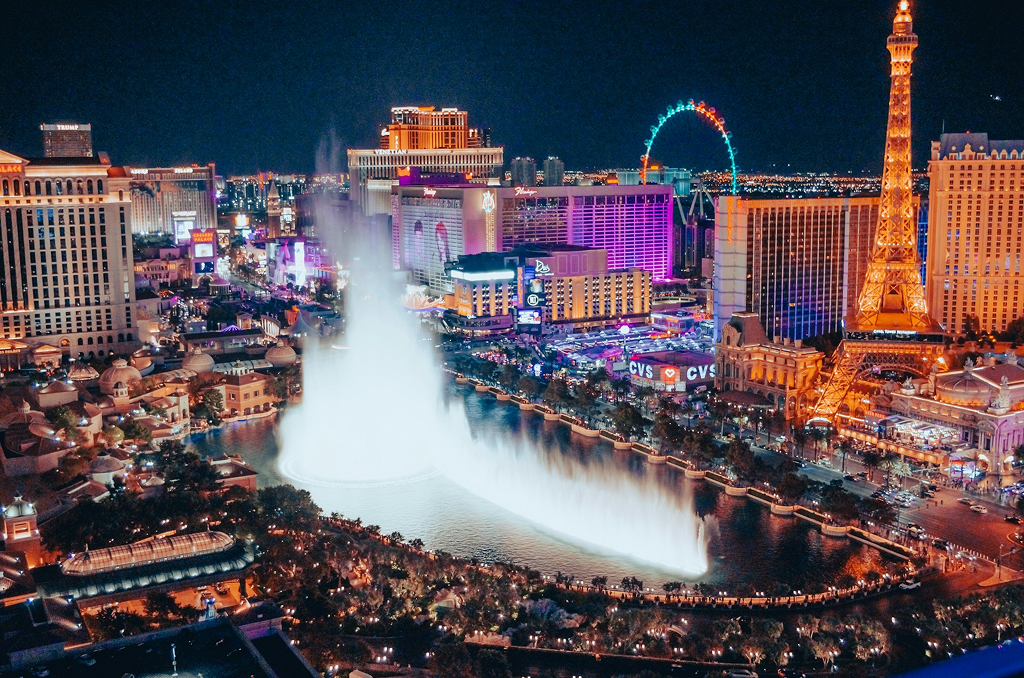 a large fountain in the middle of las vegas strip lit up at night las vegas closing cost